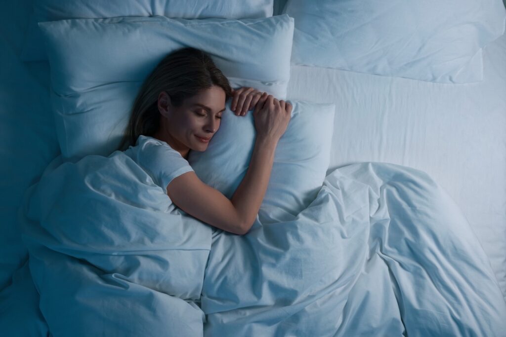 Woman sleeping peacefully after addressing allergy symptoms